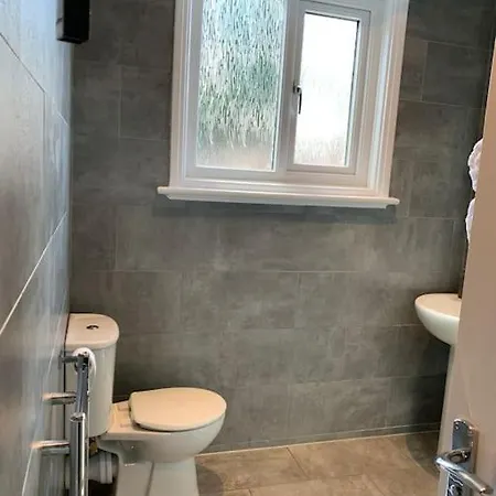 Apartment 3 Bedroom In Harborne *