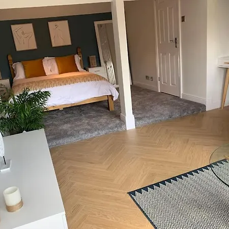 Apartment 3 Bedroom In Harborne