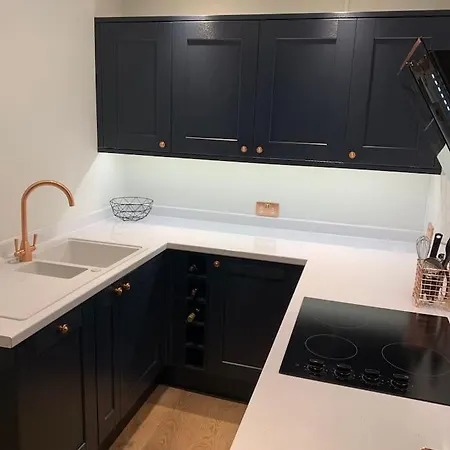 3 Bedroom In Harborne Apartment *