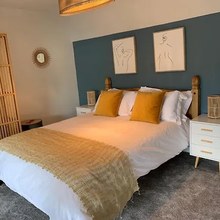 Apartment 3 Bedroom In Harborne *