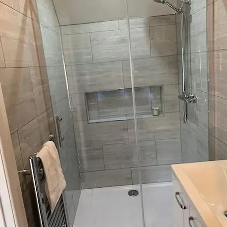 Apartment 3 Bedroom In Harborne *