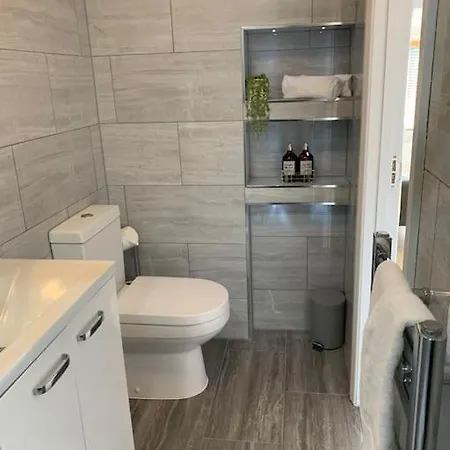 3 Bedroom In Harborne Apartment Birmingham