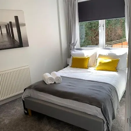 Apartment 3 Bedroom In Harborne *