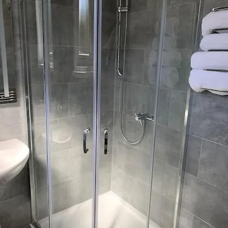 3 Bedroom In Harborne Apartment Birmingham