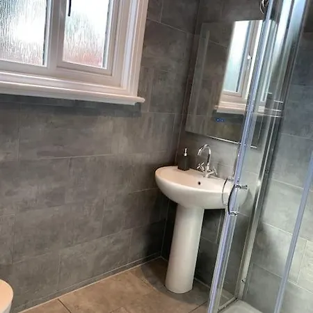 Apartment 3 Bedroom In Harborne *