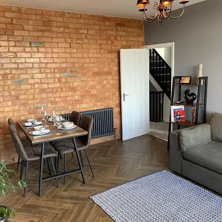 Apartment 3 Bedroom In Harborne Birmingham